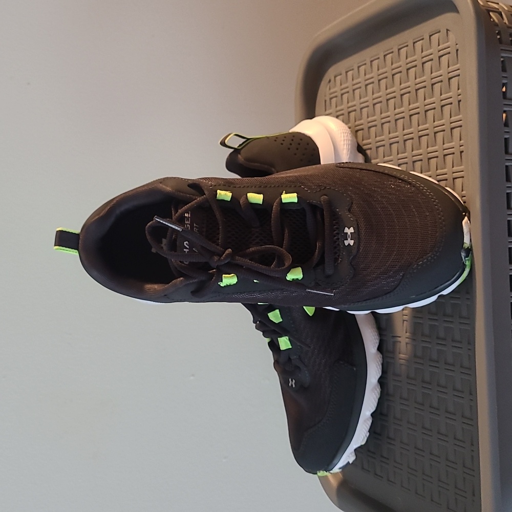 Under Armour Charged Assert Mens size 10 Sneakers (Pre-owned)